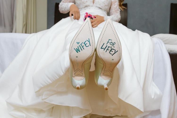 Zapatos de novia con pegatinas